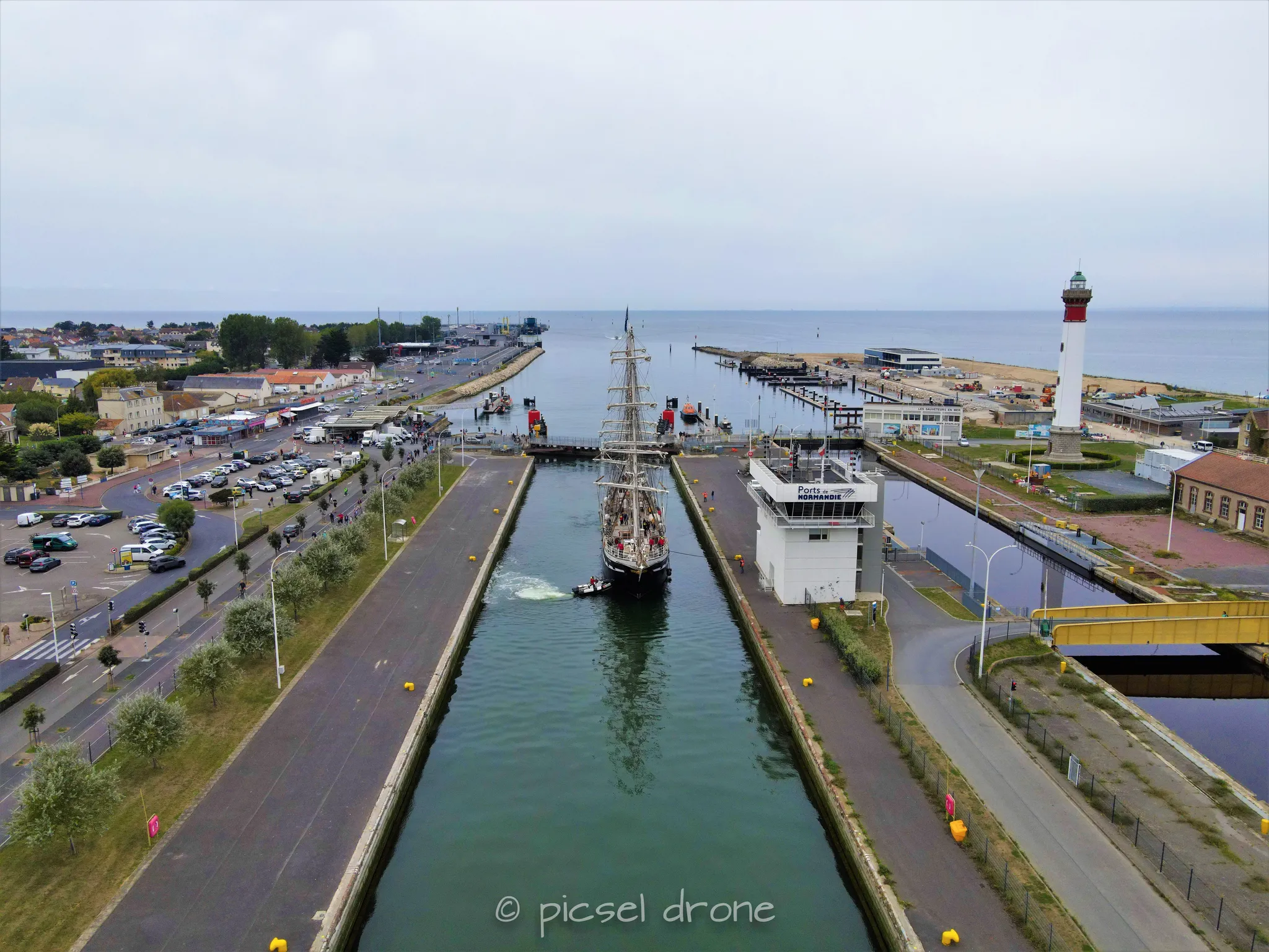 Prise de vue aérienne, photo aérienne, Port et ville de Ouistreham, pointe du siège, voilier Le Belem, télépilote drone, pilote drone, PICSEL DRONE, CAEN LA MER
