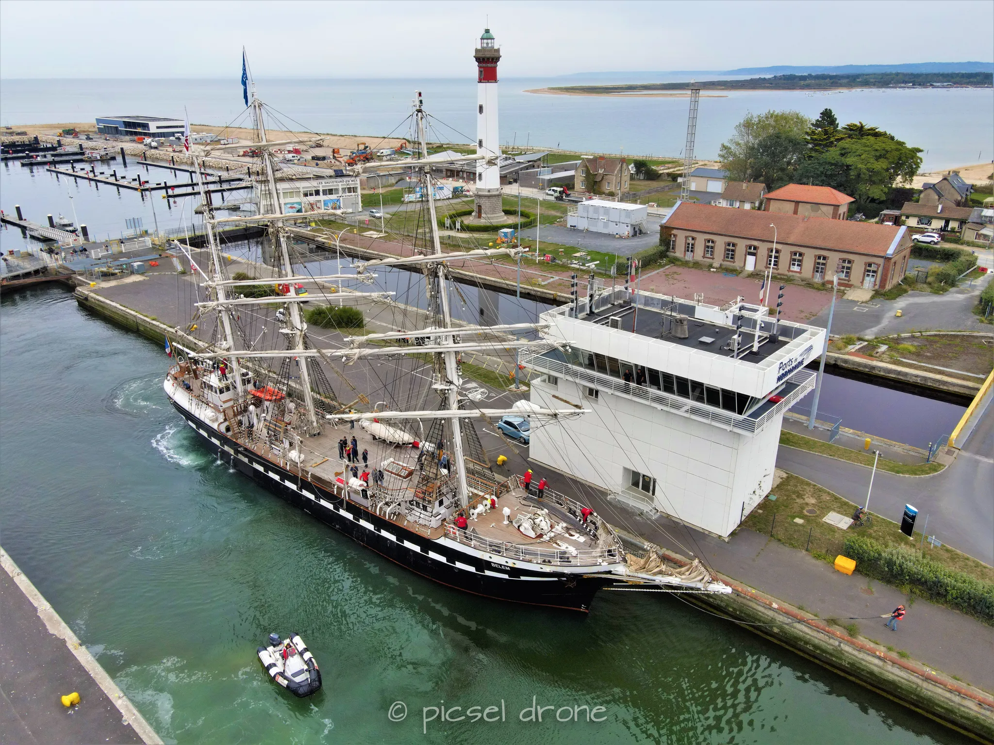 Prise de vue aérienne, photo aérienne, Port et ville de Ouistreham, pointe du siège, voilier Le Belem, télépilote drone, pilote drone, PICSEL DRONE, CAEN LA MER