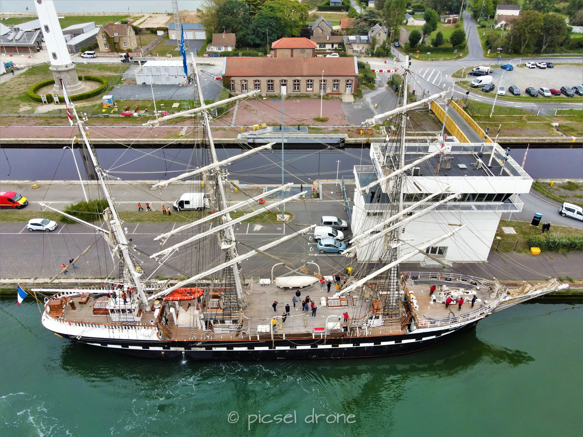 Prise de vue aérienne, photo aérienne, Port et ville de Ouistreham, pointe du siège, voilier Le Belem, télépilote drone, pilote drone, PICSEL DRONE, CAEN LA MER