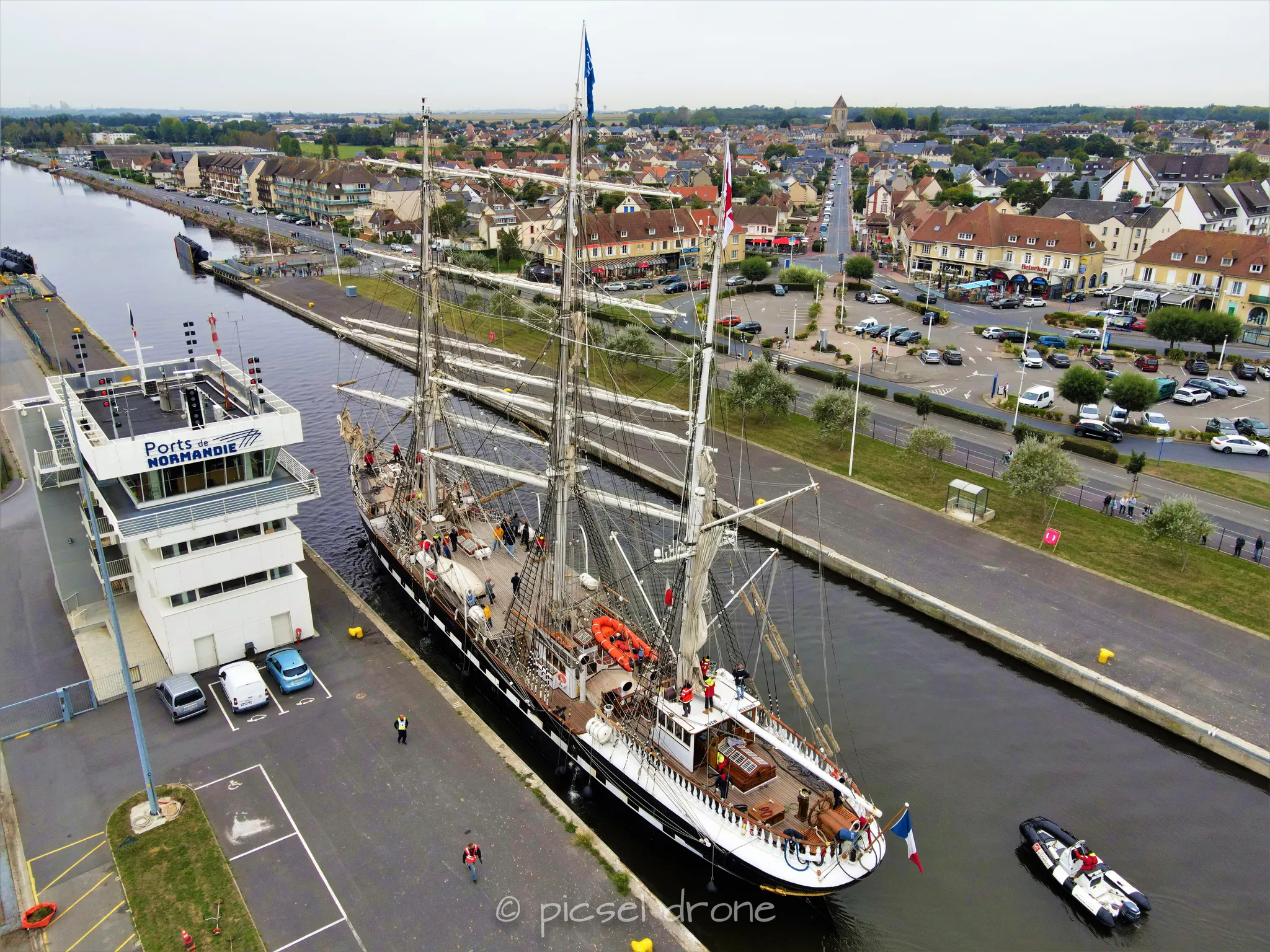 Prise de vue aérienne, photo aérienne, Port et ville de Ouistreham, pointe du siège, voilier Le Belem, télépilote drone, pilote drone, PICSEL DRONE, CAEN LA MER