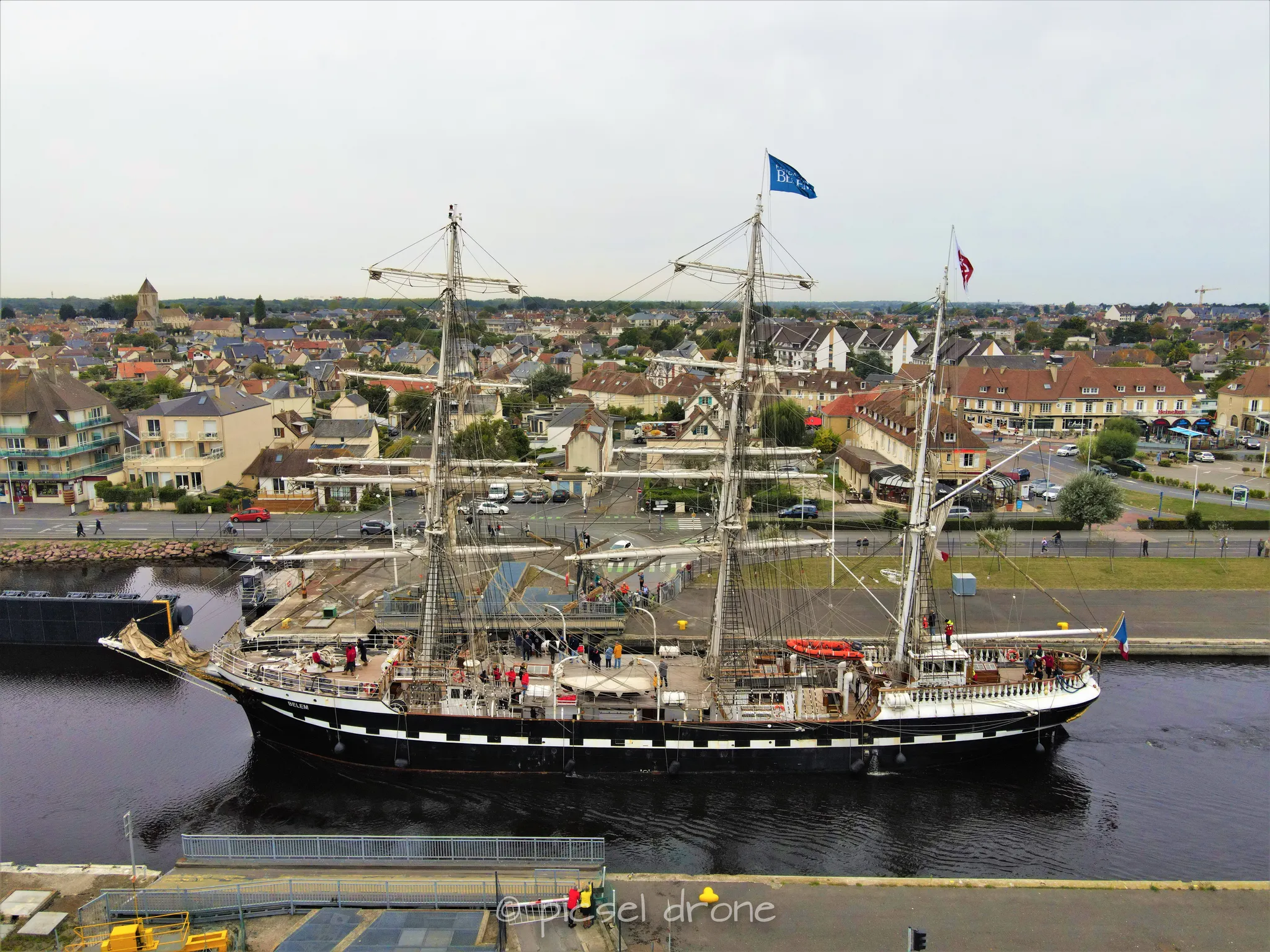 Prise de vue aérienne, photo aérienne, Port et ville de Ouistreham, pointe du siège, voilier Le Belem, télépilote drone, pilote drone, PICSEL DRONE, CAEN LA MER
