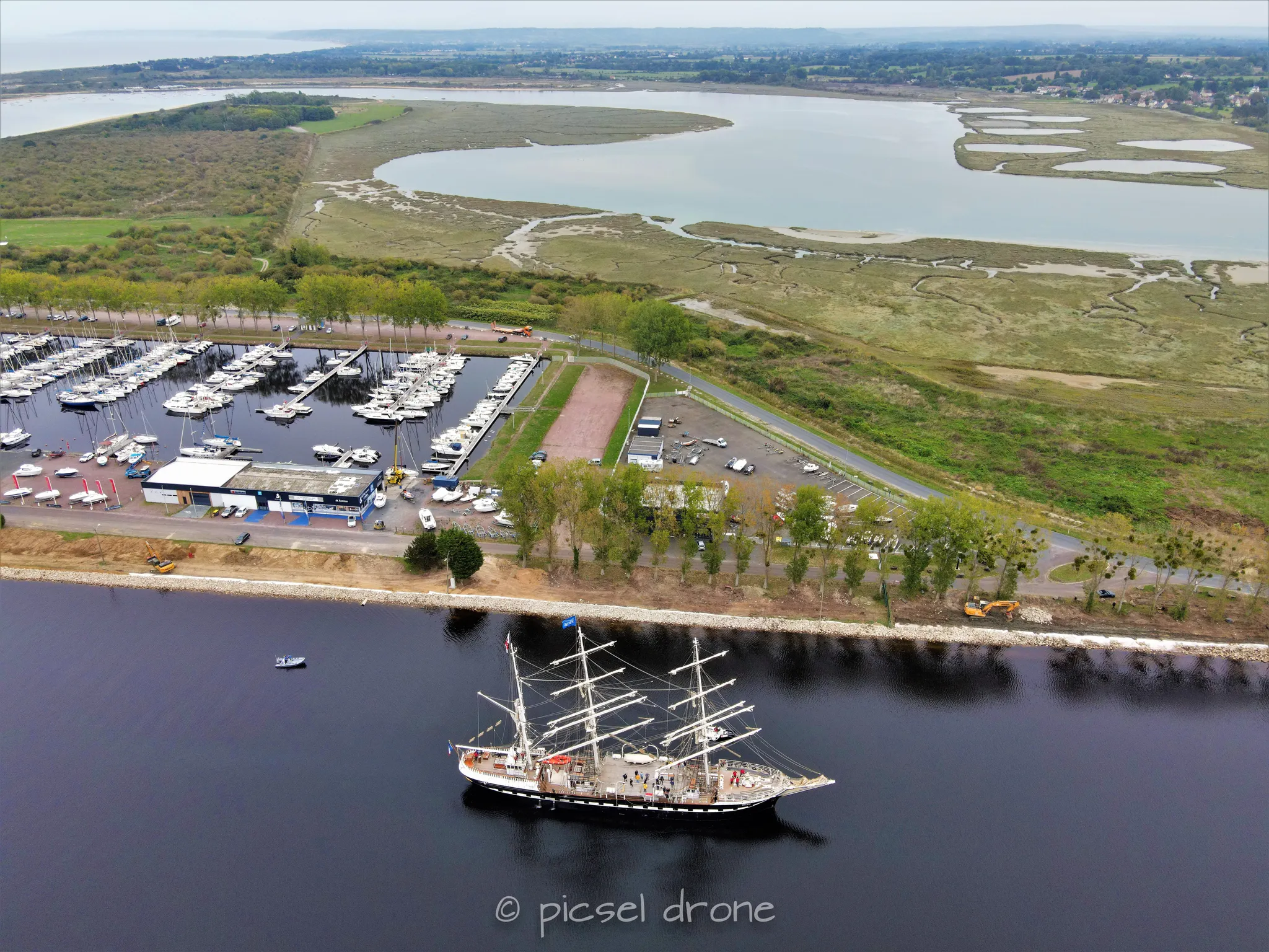 Prise de vue aérienne, photo aérienne, Port et ville de Ouistreham, pointe du siège, voilier Le Belem, télépilote drone, pilote drone, PICSEL DRONE, CAEN LA MER