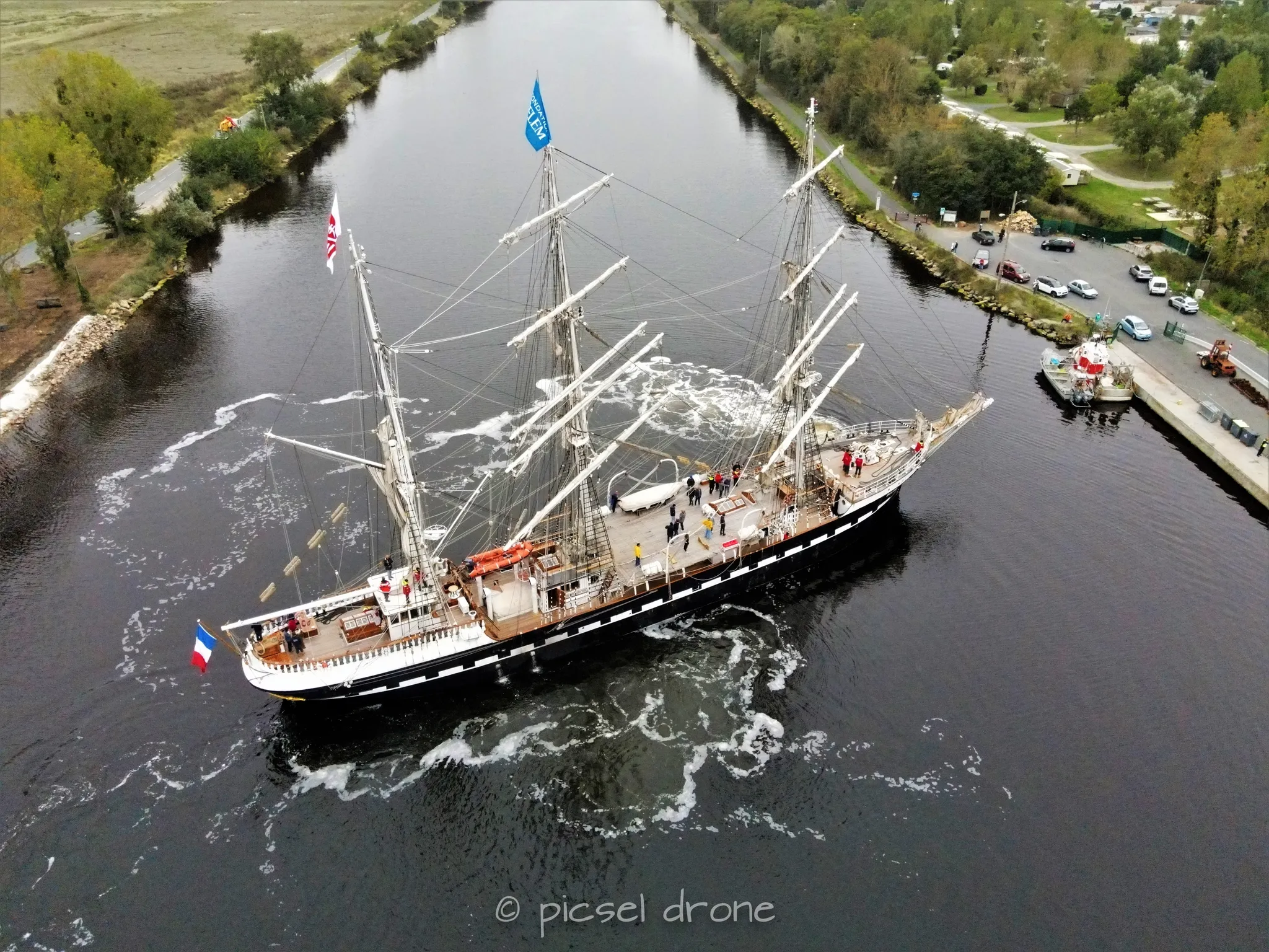 Prise de vue aérienne, photo aérienne, Port et ville de Ouistreham, pointe du siège, voilier Le Belem, télépilote drone, pilote drone, PICSEL DRONE, CAEN LA MER