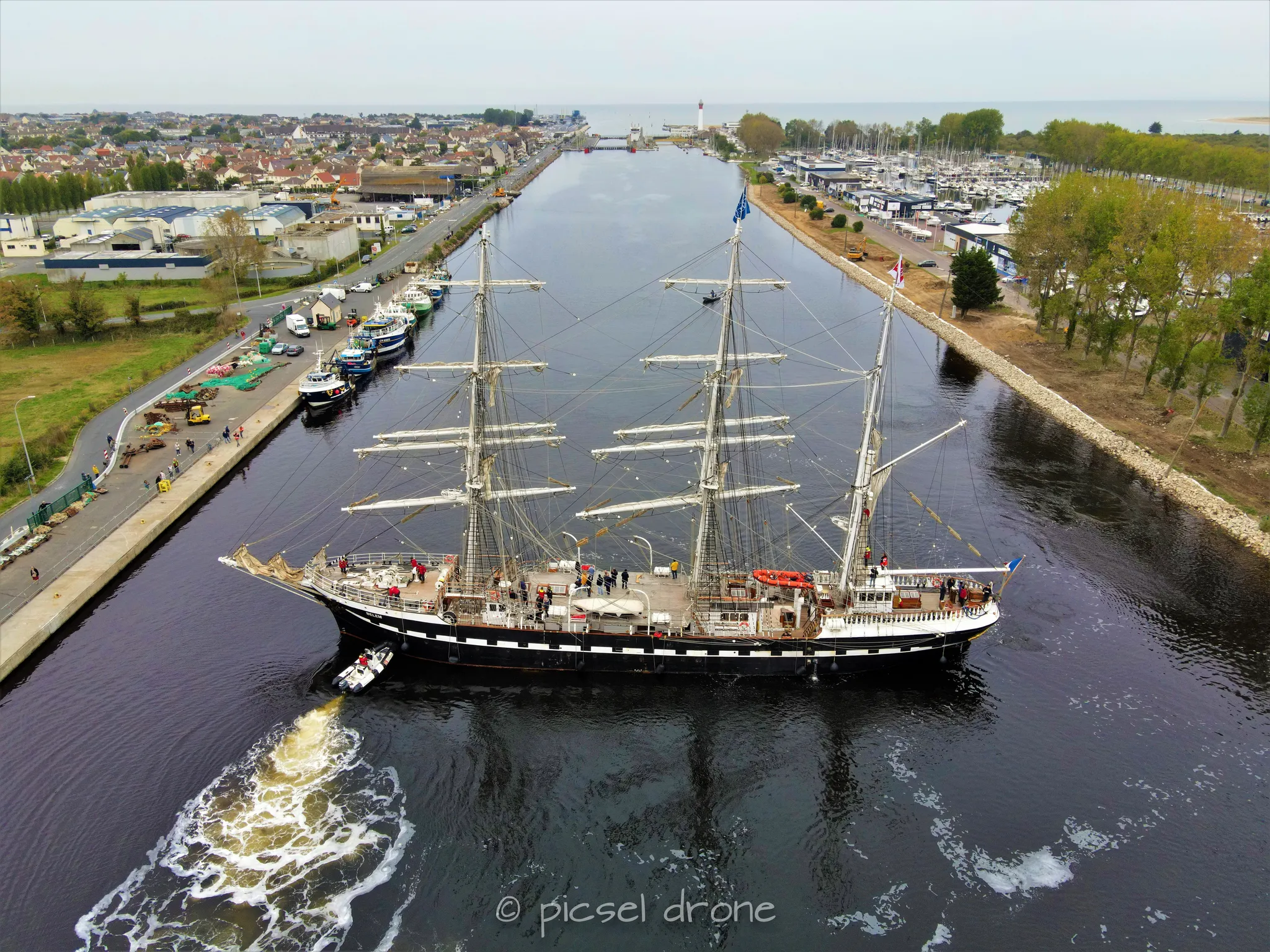 Prise de vue aérienne, photo aérienne, Port et ville de Ouistreham, pointe du siège, voilier Le Belem, télépilote drone, pilote drone, PICSEL DRONE, CAEN LA MER
