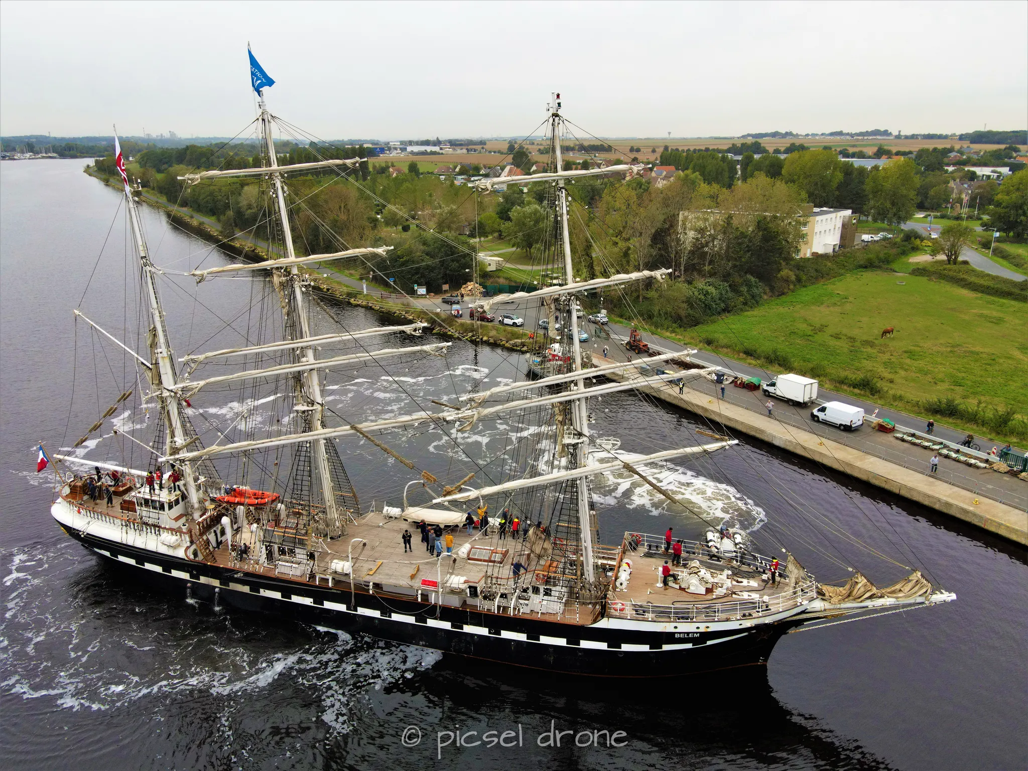 Prise de vue aérienne, photo aérienne, Port et ville de Ouistreham, pointe du siège, voilier Le Belem, télépilote drone, pilote drone, PICSEL DRONE, CAEN LA MER