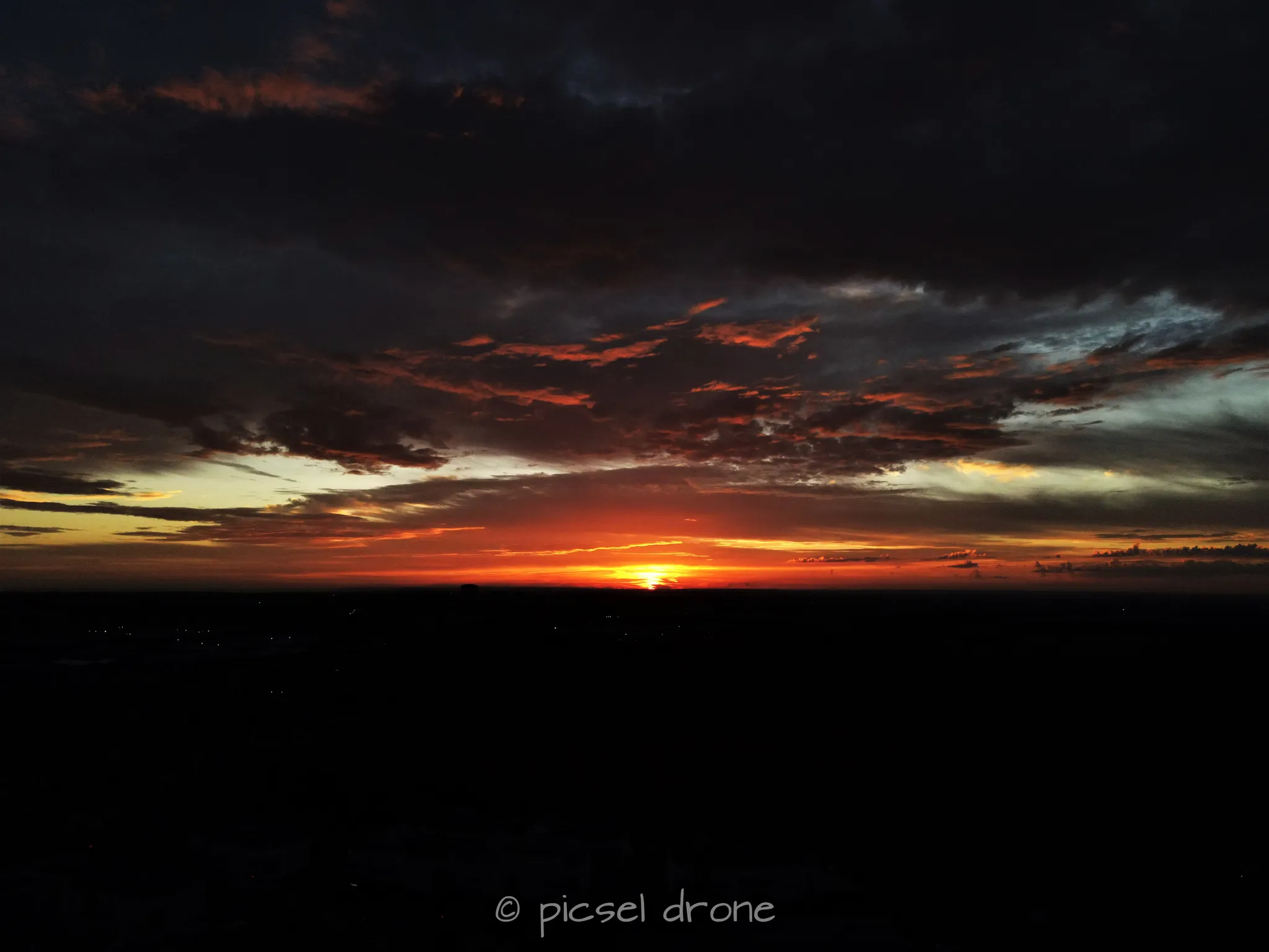 Prise de vue aérienne, photo aérienne, coucher de soleil, Carpiquet, télépilote drone, pilote drone, PICSEL DRONE, CAEN