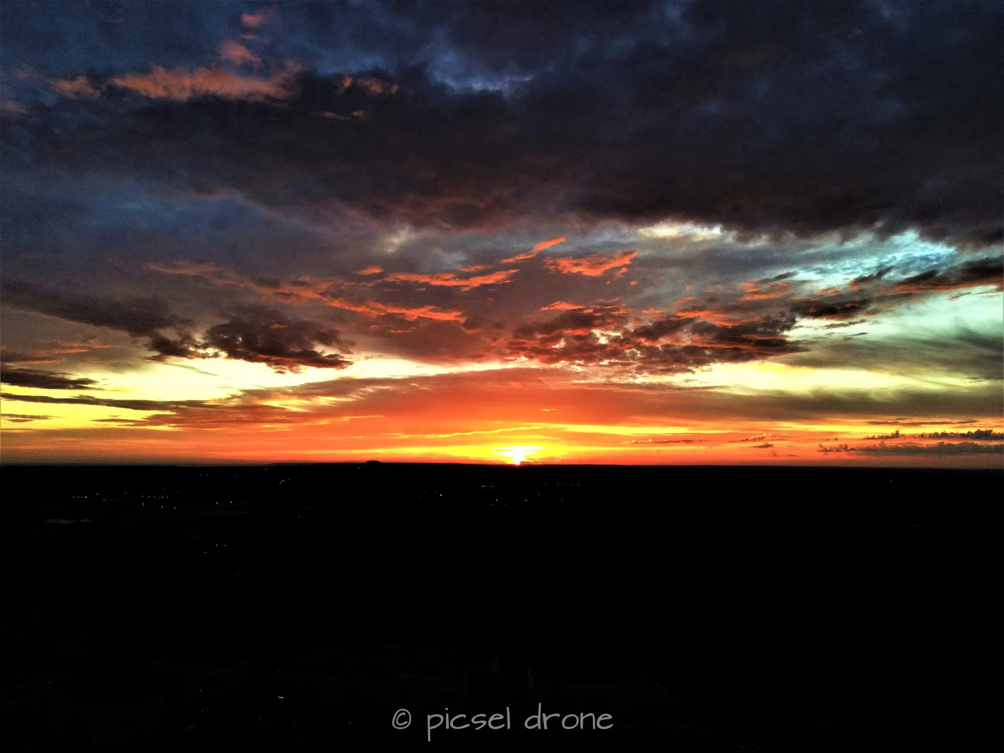 Prise de vue aérienne, photo aérienne, coucher de soleil, Carpiquet, télépilote drone, pilote drone, PICSEL DRONE, CAEN