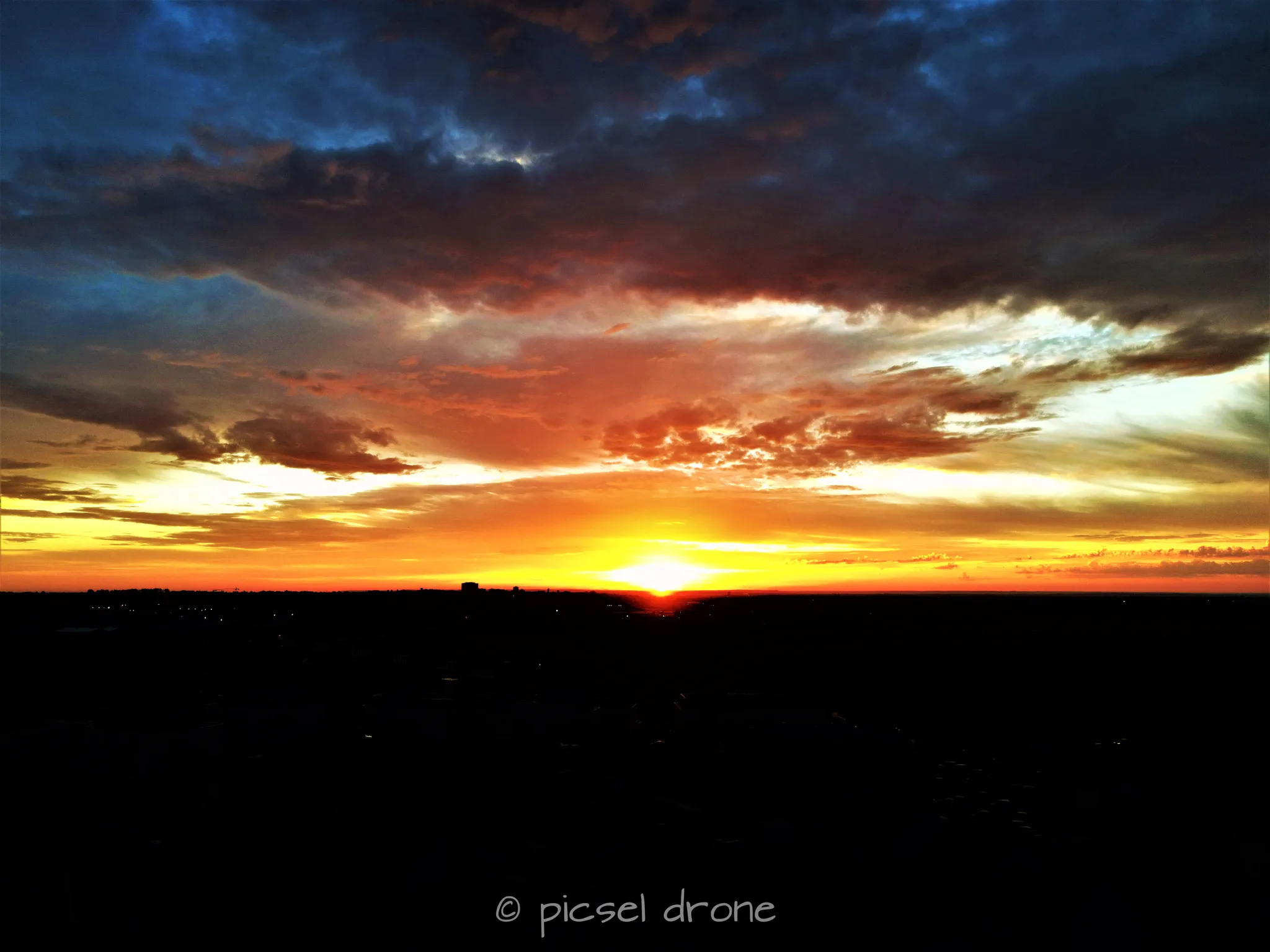 Prise de vue aérienne, photo aérienne, coucher de soleil, Carpiquet, télépilote drone, pilote drone, PICSEL DRONE, CAEN