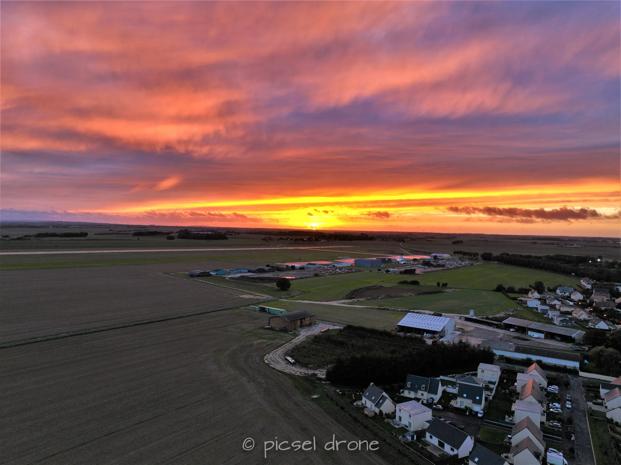Prise de vue aérienne, photo aérienne, coucher de soleil, Carpiquet, télépilote drone, pilote drone, PICSEL DRONE, CAEN