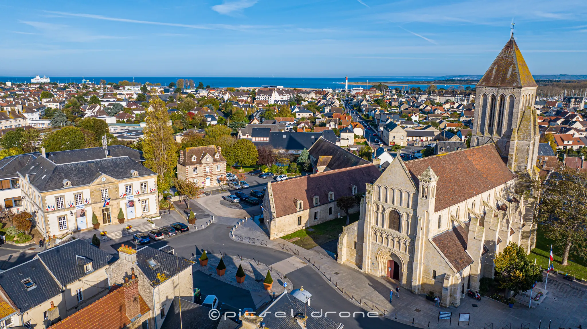 OUISTREHAM, ÉGLISE & MAIRIE